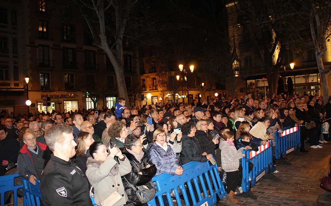 La Puebla de Híjar recrea el romper la hora y el Cese del toque en Zaragoza en la presentación de la Tamborada Nacional 2026. / B. Severino