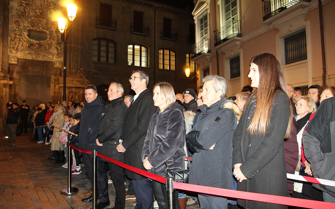 La Puebla de Híjar recrea el romper la hora y el Cese del toque en Zaragoza en la presentación de la Tamborada Nacional 2026. / B. Severino