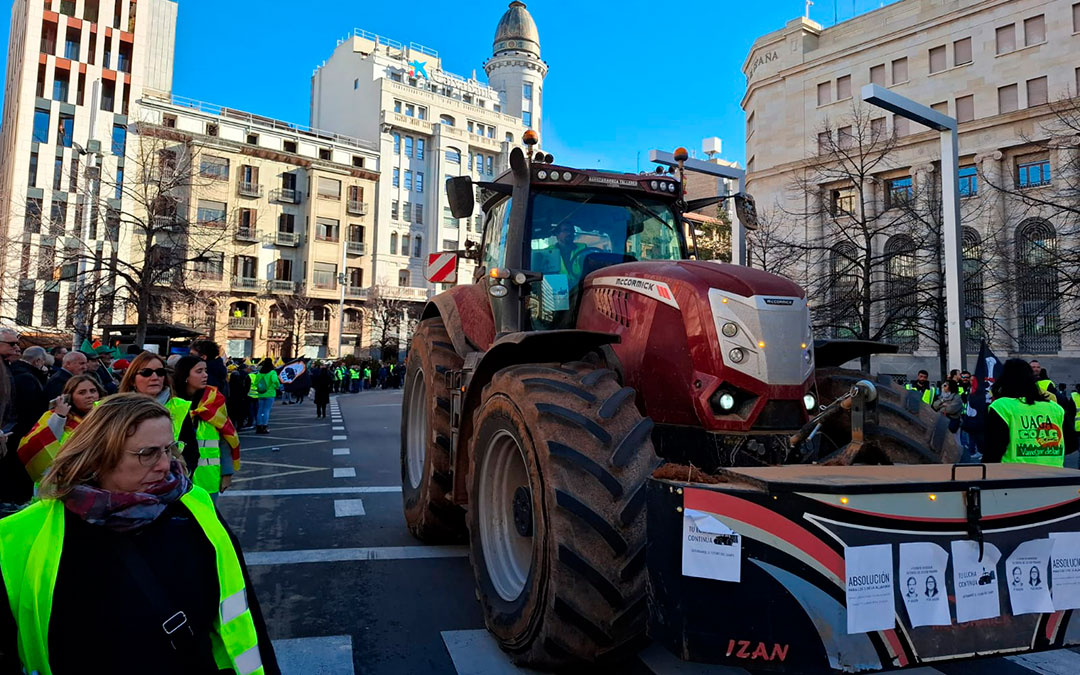 Agricultores de las cuatro asociaciones en el centro de Zaragoza. / UAGA
