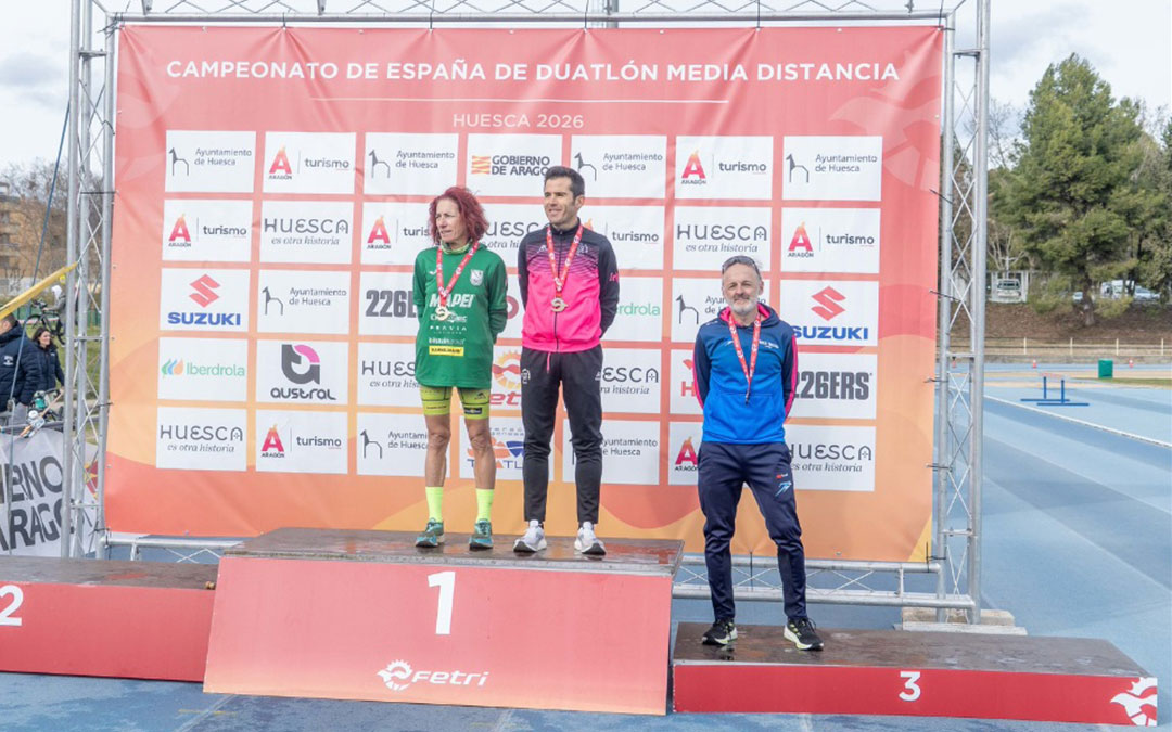 El atleta Chemi Sanz posa en el podio con su tercer puesto. / C.S.