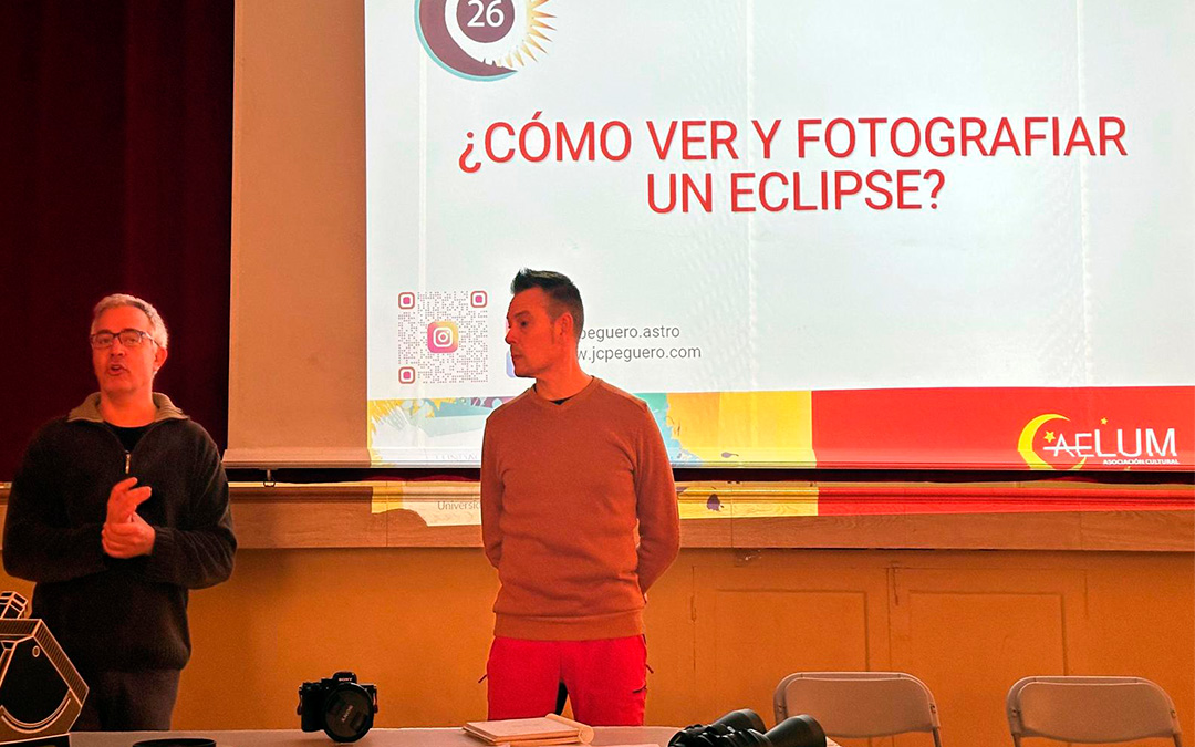 Juan Carlos Peguero y Óscar Serrano impartiendo el taller sobre el eclipse en Castelserás./ Rosa Pérez