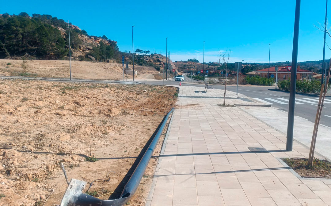 Estado en el que quedó la farola arrancada de su lugar. / AYTO