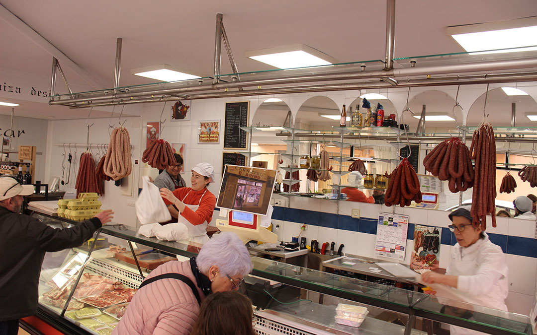 Mañana frenética de Choricer en Carnicería Ariño de Alcañiz con cinco personas trabajando sin parar. / B. Severino