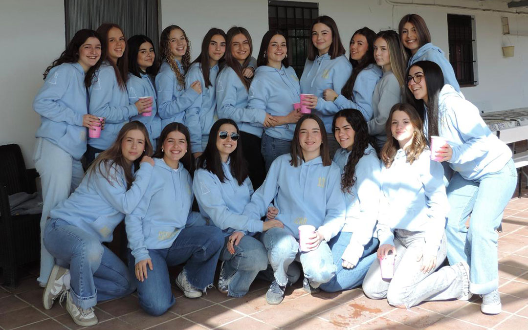 La Peña Se Sale bien uniformada disfrutando del Choricer en un masico en Alcañiz. / L.C.