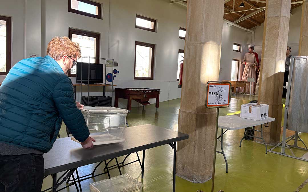 Colocación de mesas electorales en el Centro Joven de Alcañiz./ M.M.R.