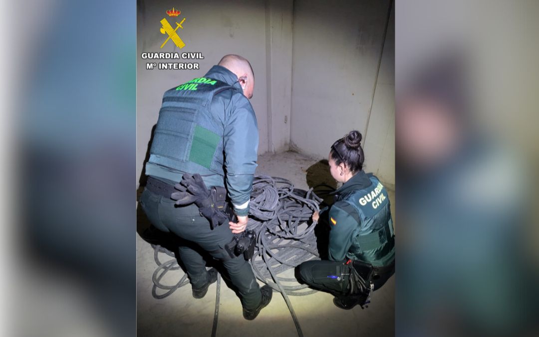 Agentes de la Guardia Civil inspeccionando los cables de cobre incautados./ Guardia Civil.