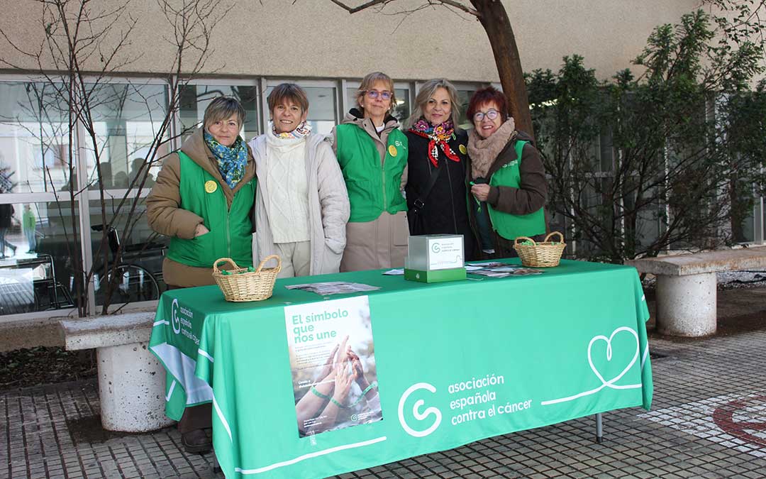 Día Mundial contra el Cáncer en Alcañiz con mesas informativas en el hospital. / B. Severino