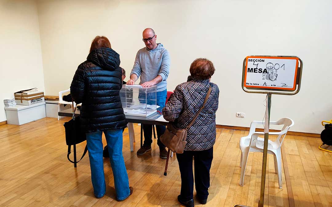 Vecinas votando en una de las mesas de la Sala de Exposiciones de Alcañiz./ Alberto Gracia.