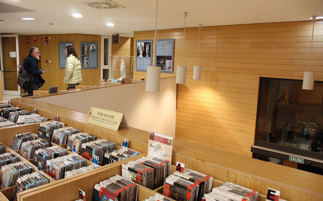 Los detalles de la investigación sobre el mausoleo se expanden en los tres pisos de la biblioteca. / B. Severino