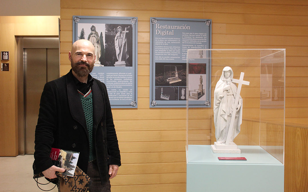 Jorge Egea, en la biblioteca con una de las recreaciones de la escultura del mausoleo que ha hecho para la exposición. / B. Severino