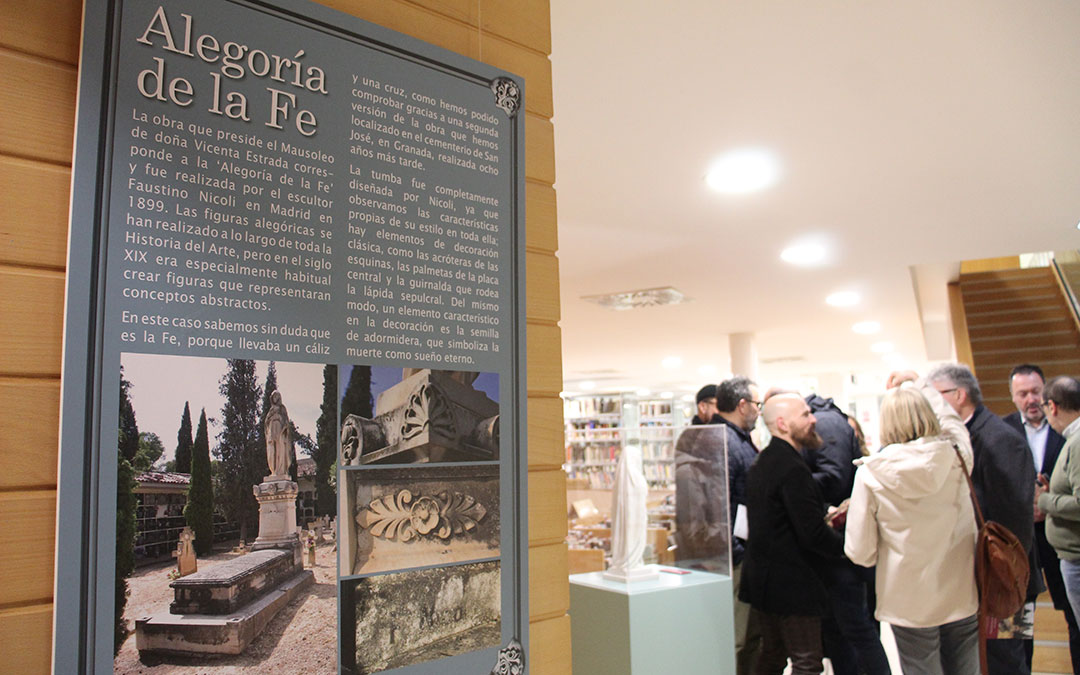 La exposición se compone de paneles y esculturas a pequeña escala. / B. Severino