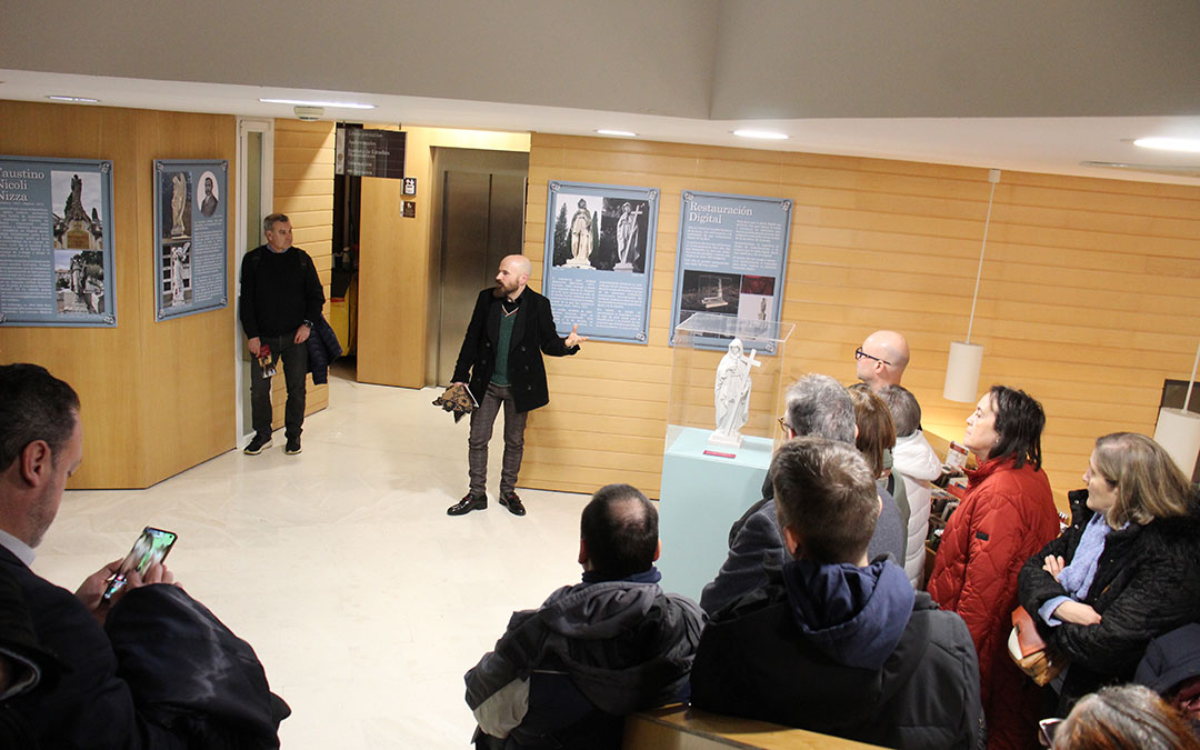Egea, el día de la apertura de la exposición en el biblioteca. / B. Severino