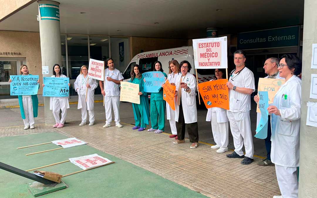 Instante de la concentración de médicos de este miércoles en el Hospital de Alcañiz./ C.O.