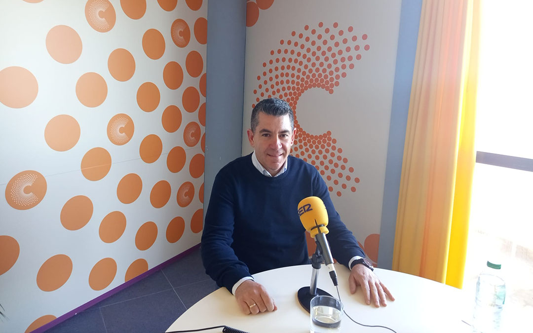 Jesús Ortuño, director del conservatorio de Alcañiz, visitas nuestros estudios./M.J. Salvador