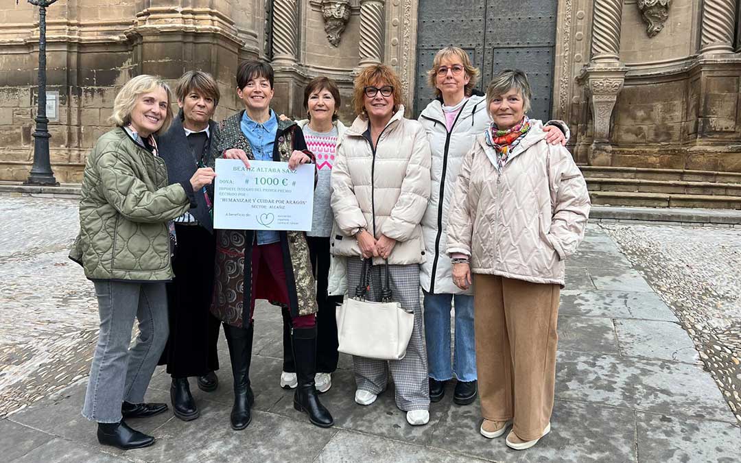 La enfermera Beatriz Altaba con el cheque del premio que entregó a la AECC en Alcañiz. / L.C.