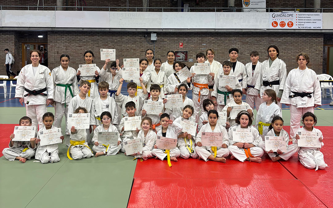 Foto de familia de la liga de equipos. / Club de Judo