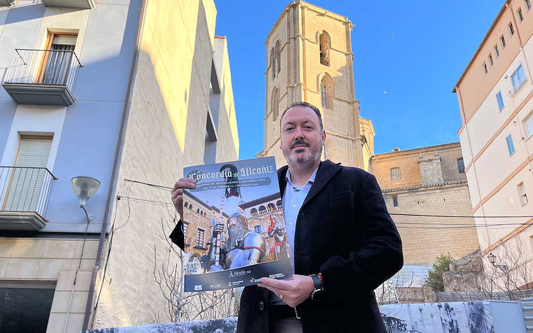 Javier Climent, concejal de Cultura, frente a la Torre Campamento./ C.O.