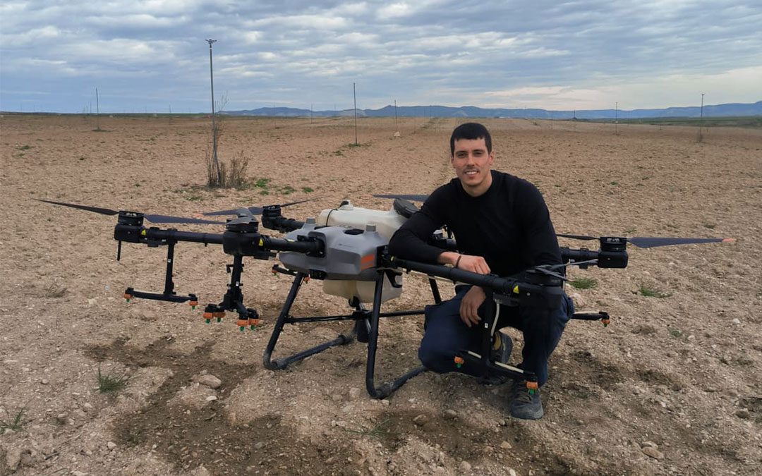Javier Comín Ginés posa con su dron, modelo Dji Agras T30. / S.C.