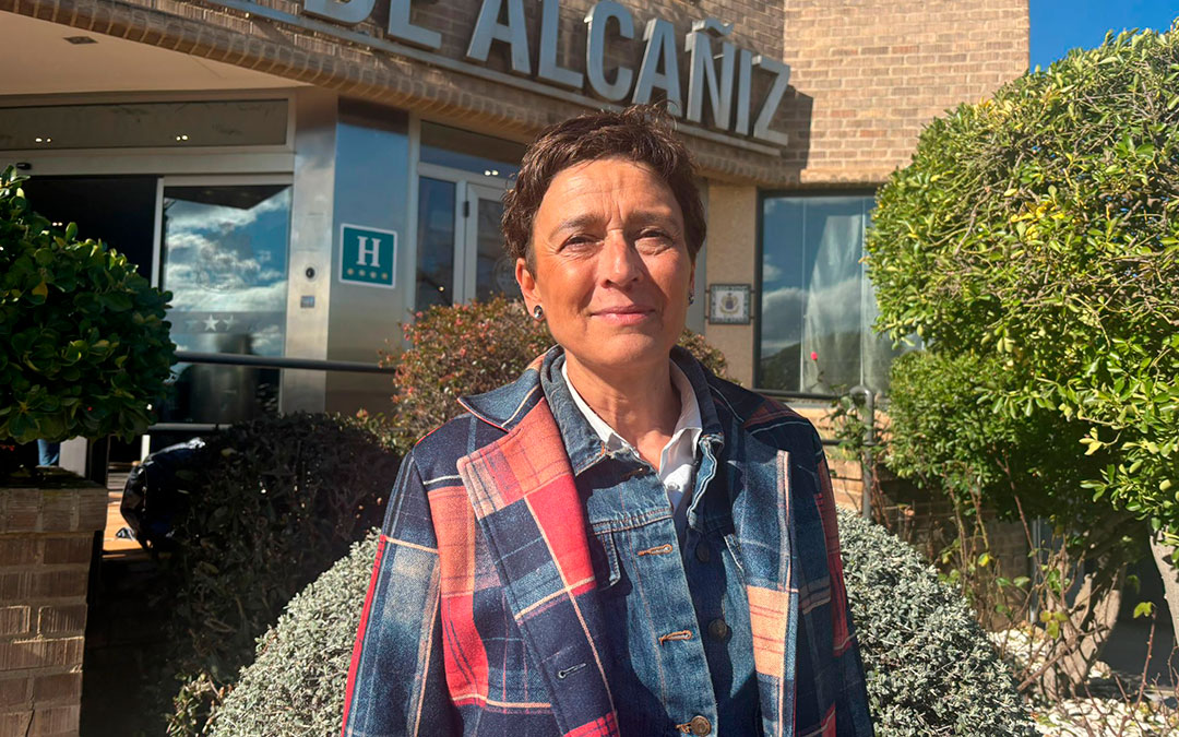 Ana Marín, este jueves, a las puertas del hotel de Alcañiz donde se celebró un acto del PP con Feijóo / M. Monreal