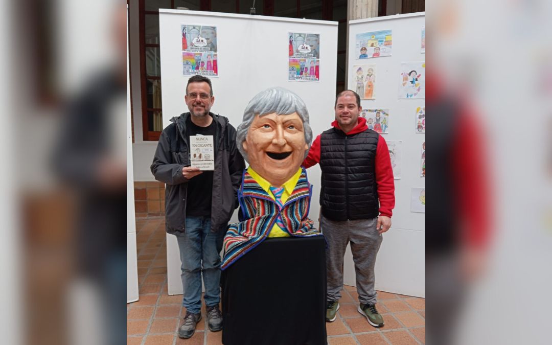Los alumnos trabajaron en el cabezudo junto a Joaquín Macipe./ L.C.