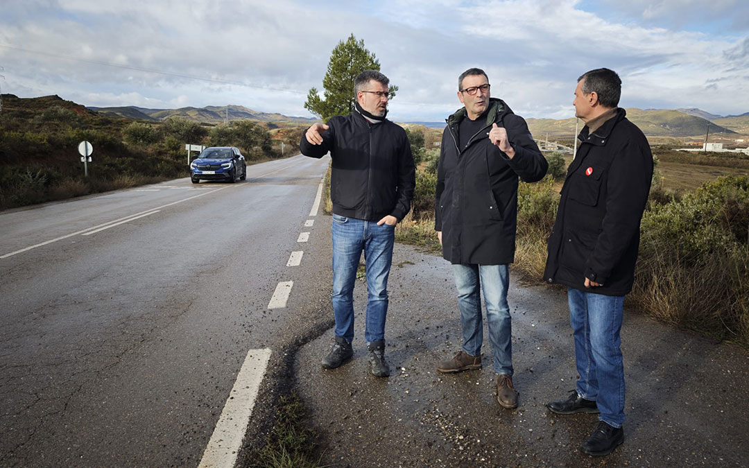 Rafael Guía, Carlos Ros y Joaquín Noé en la pista minera que une Andorra y Ariño. / PSOE Aragón