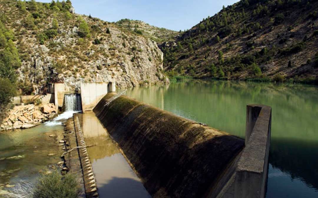 Vista del azud y una parte del remanso desde la toma de la acequia de la margen izquierda / Ayto. Castellote