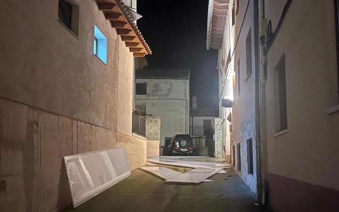 Planchas de la parte frontal del polideportivo de Beceite desprendidas en plena madrugada por el temporal. / CEDIDA
