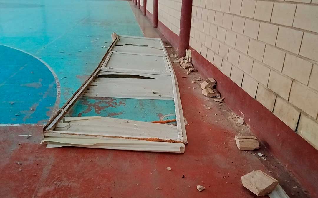 Desperfectos en el pabellón tras el fuerte viento./ Ayto.