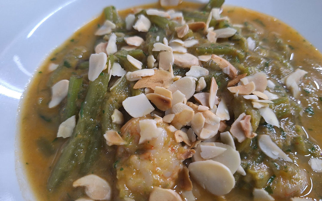 Borrajas con gambas, su crema y almendras tostadas./ Manuel Barrau
