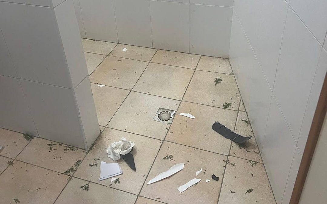 Detalle de alguno de los desperfectos provocados en los baños públicos de Calaceite./Ayuntamiento Calaceite