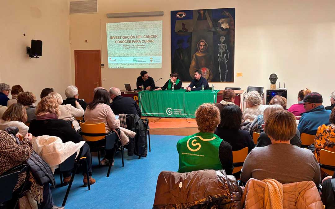 Instante de la charla organizada este martes en Calanda sobre los avances en el estudio contra el cáncer./ AECC Calanda