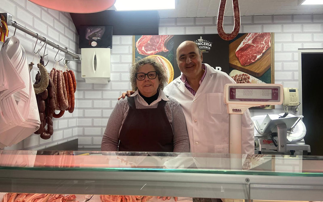 En Carnicería Pastor de Calanda, el Jueves Lardero es sinónimo de intenso trabajo. / L.C.