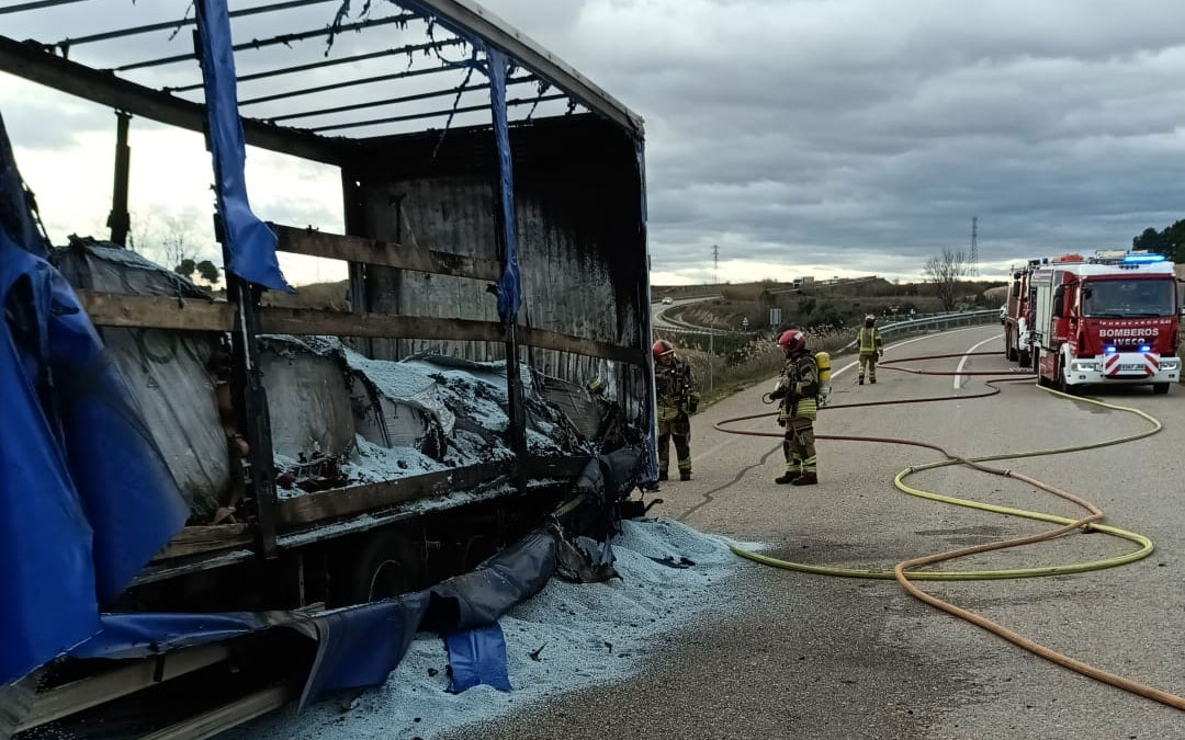 Estado en el que ha quedado el camión tras el incendio. / DPT