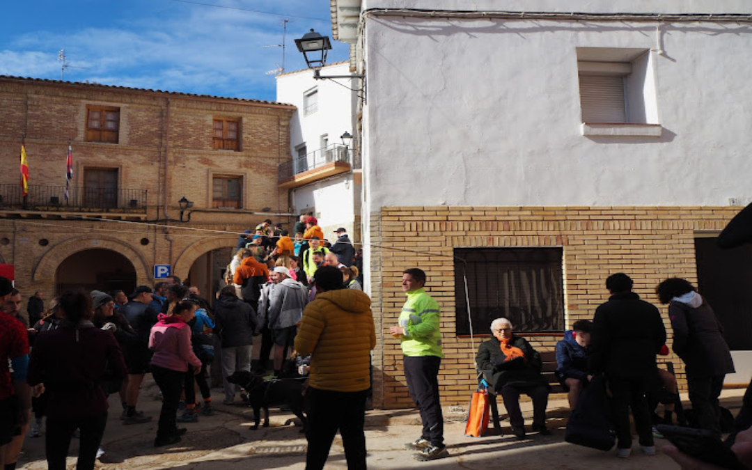 La Carrera del Buitre tuvo gran acogida por parte de la población de Urrea de Gaén y se organizó una comida una vez finalizados los recorridos / Antonio Martín-Blog Valdecara