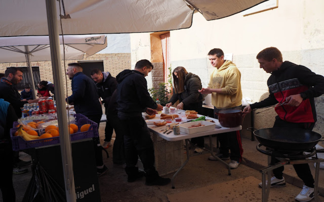 La Carrera del Buitre tuvo gran acogida por parte de la población de Urrea de Gaén y se organizó una comida una vez finalizados los recorridos / Antonio Martín-Blog Valdecara