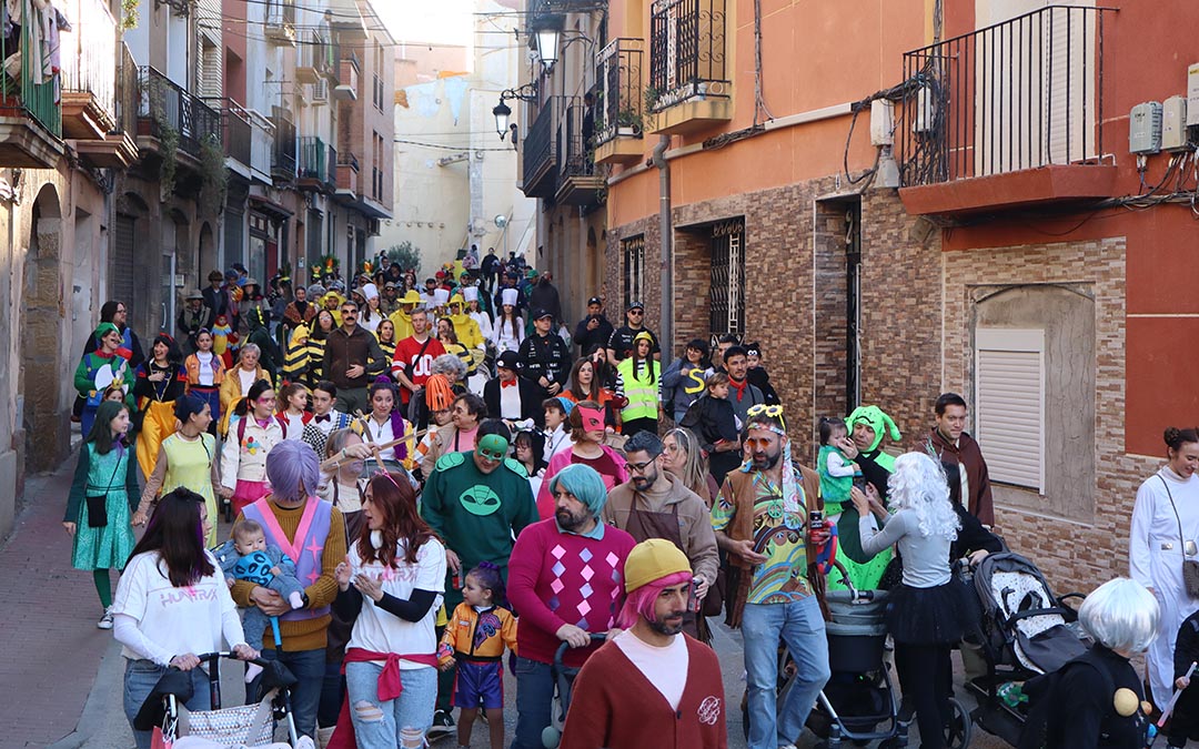 Lleno en las calles para disfrutar del Carnaval caspolino. / A.Z