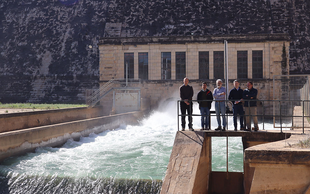 Representantes de la Confederación Hidrográfica del Ebro en la presa de Santolea, donde se realizó un crecimiento controlado. / A.Z