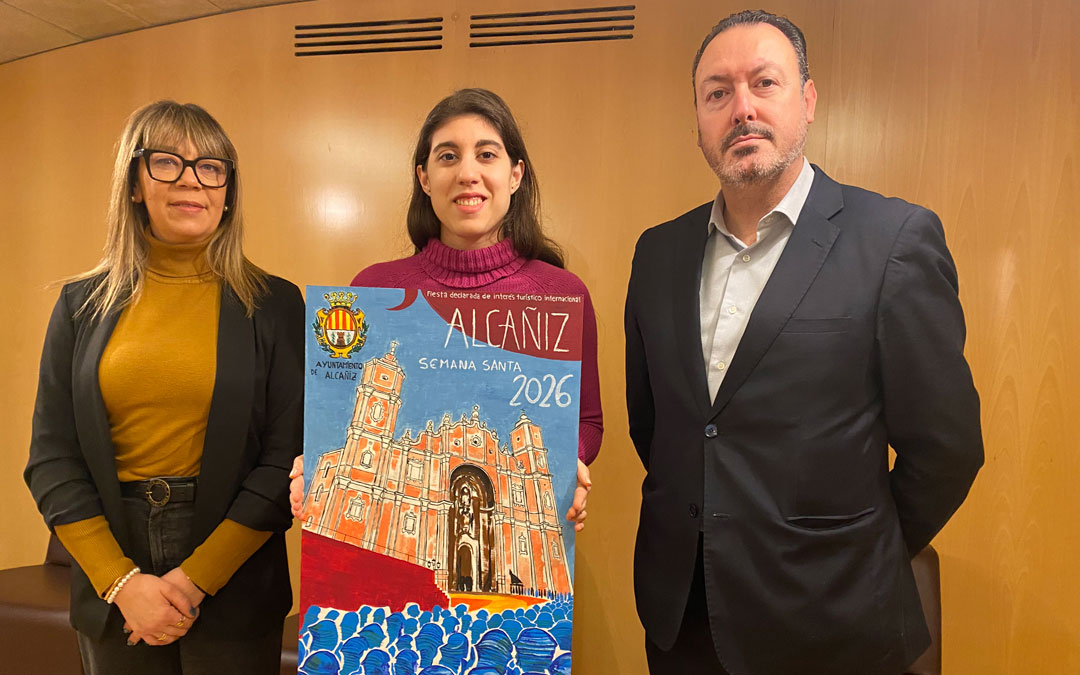 Adán y Climent posan junto con la ganadora del concurso./ AYTO ALCAÑIZ