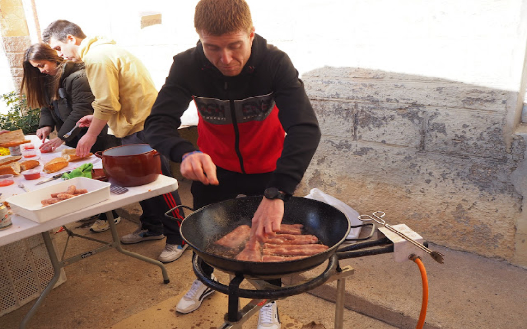 La Carrera del Buitre tuvo gran acogida por parte de la población de Urrea de Gaén y se organizó una comida una vez finalizados los recorridos / Antonio Martín-Blog Valdecara