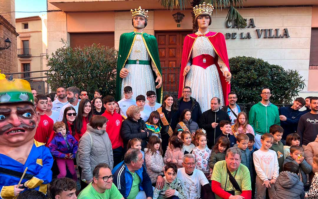 Los gigantes de los reyes católicos junto con miembros de la comparsa de Andorra y de otros municipios y autoridades / Comparsa de Gigantes de Andorra