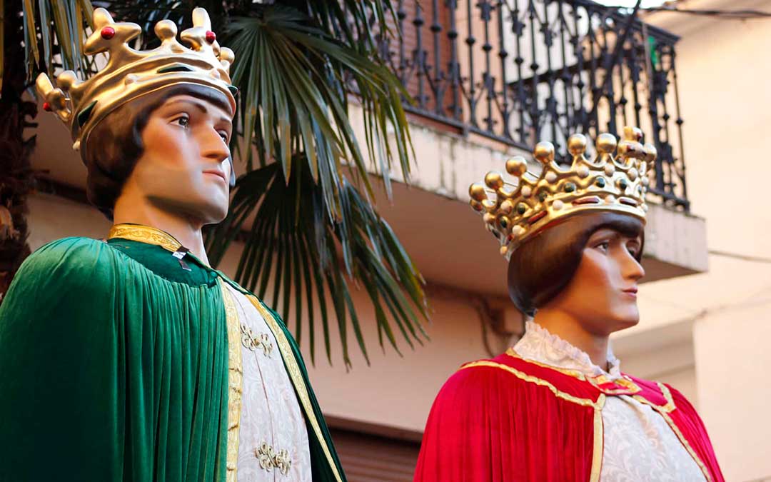 Primer plano de la restauración de los reyes católicos / Comparsa de Gigantes de Andorra