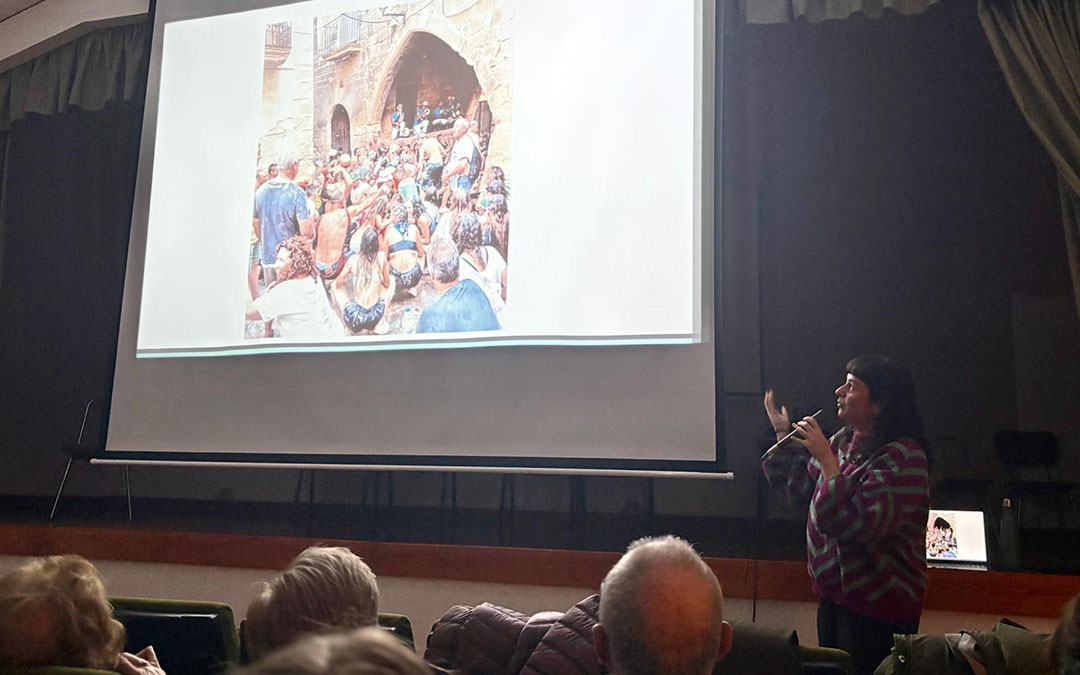 Miriam Salvador presenta su proyecto 'La Vèu de les Pedres' en Cretas./Juan Luis Camps