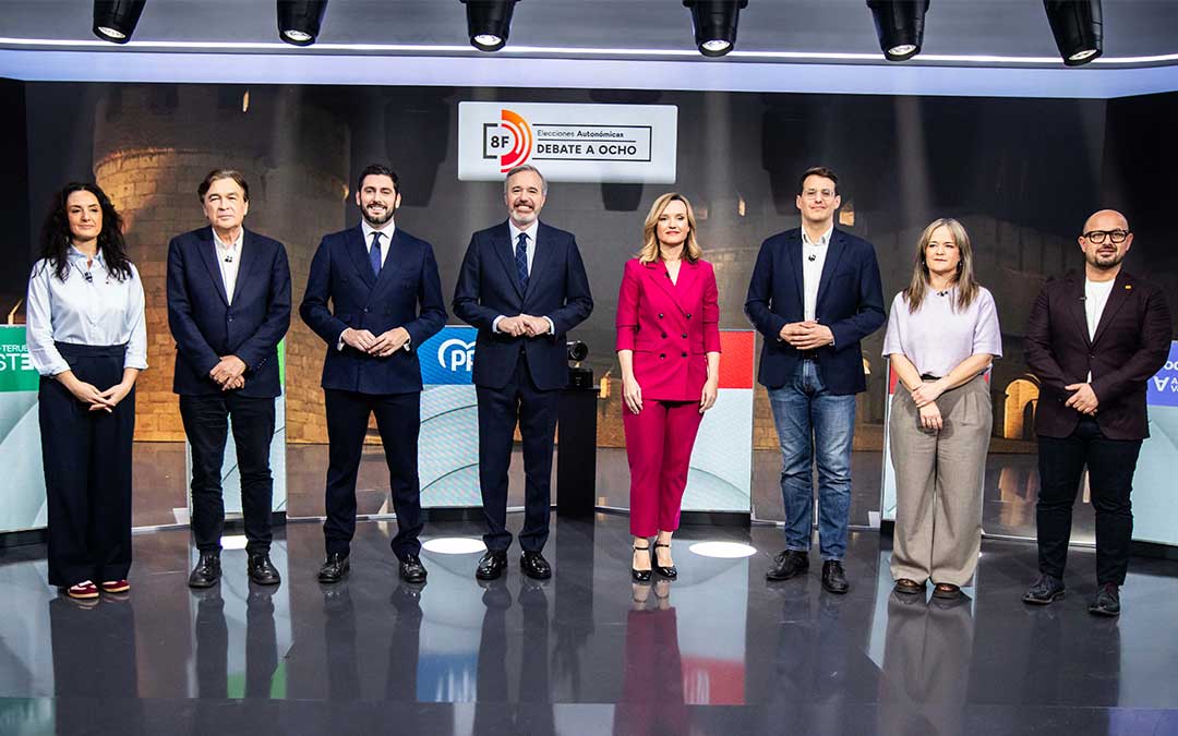 Marta Abengochea (IU Movimiento Sumar), Tomás Guitarte (Coalición Existe), Alejandro Nolasco (VOX), Jorge Azcón (PP), Pilar Alegría (PSOE), , Jorge Pueyo (CHA), María Goikoetxea (Podemos-Alianza Verde) y Alberto Izquierdo (PAR)./ José Miguel Marco.