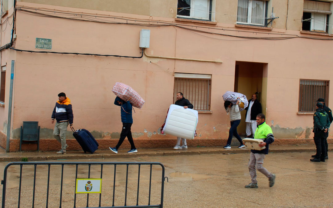 El momento del desalojo de los vecinos el pasado viernes / B.S.