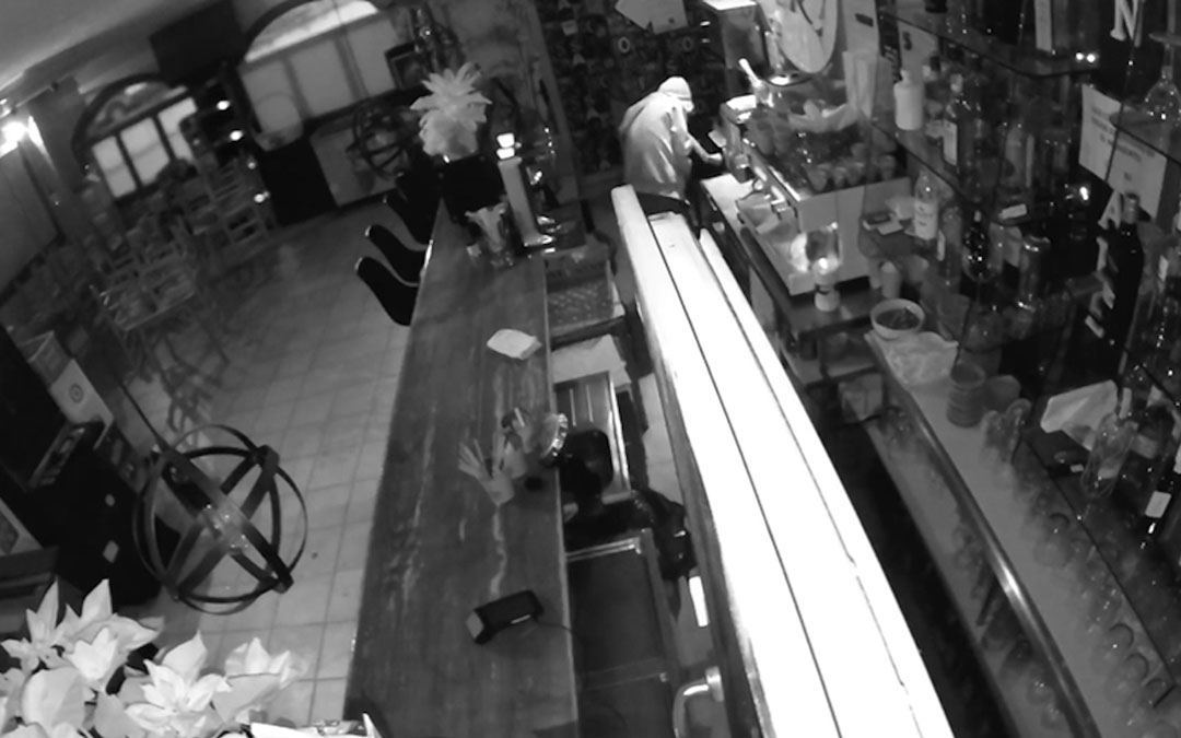 Las cámaras de seguridad captaron al individuo dentro de los establecimientos./ G.C.