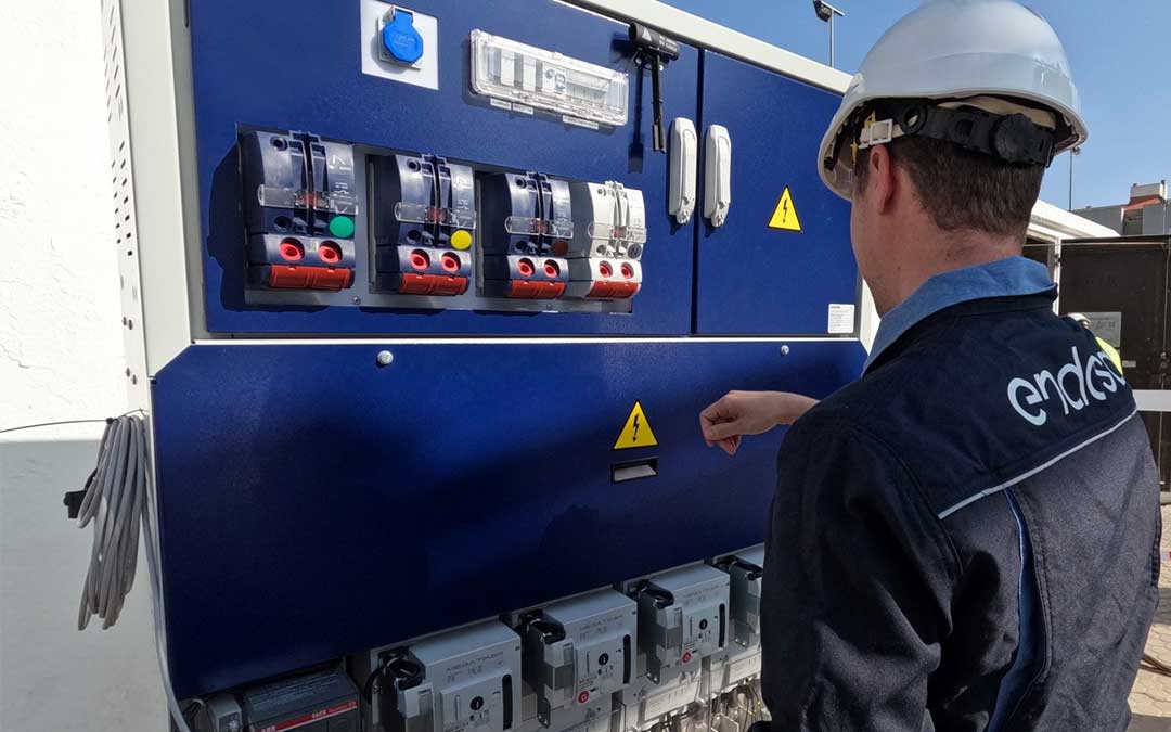 Técnico de Endesa supervisando un cuadro de baja tensión./ Endesa.
