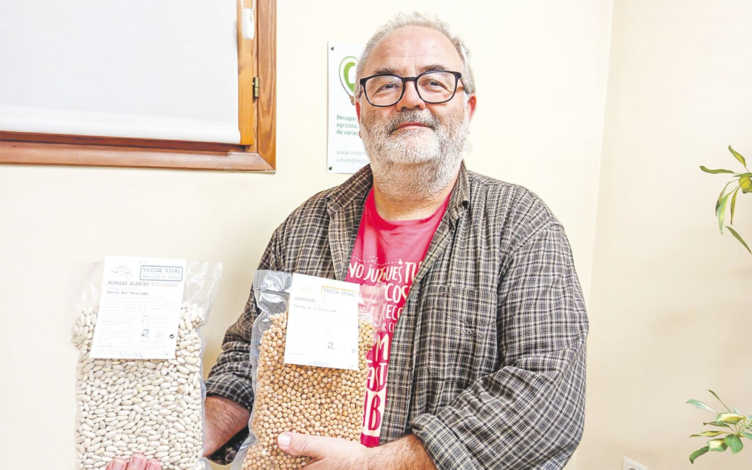 Víctor Vidal con productos sostenibles que él mismo cosecha desde hace más de 20 años. / M.J. Salvador