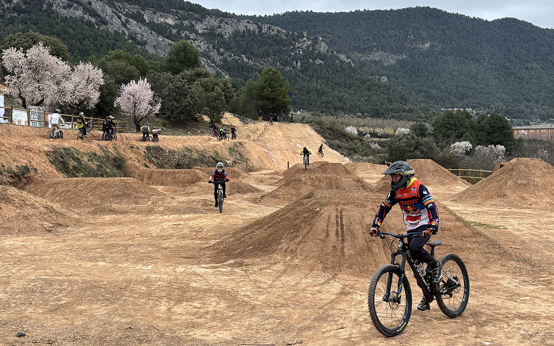 Instantes de la exhibición de saltos en el Dirt Park. / S.C.
