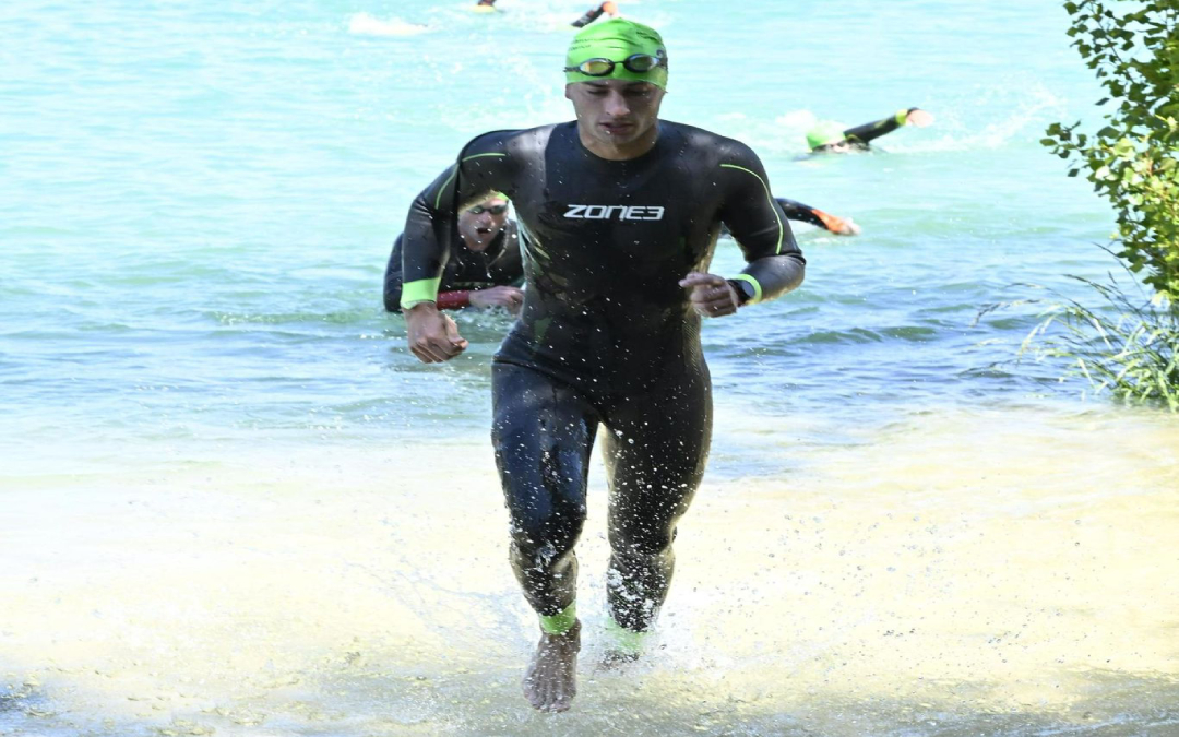 Guillermo Meseguer completando la primera prueba de triatlón, la natación / G.M.