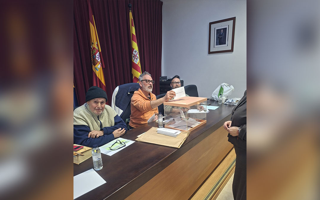 Mesa en Jatiel, con 45 personas llamadas a las urnas. / Ayto. Jatiel